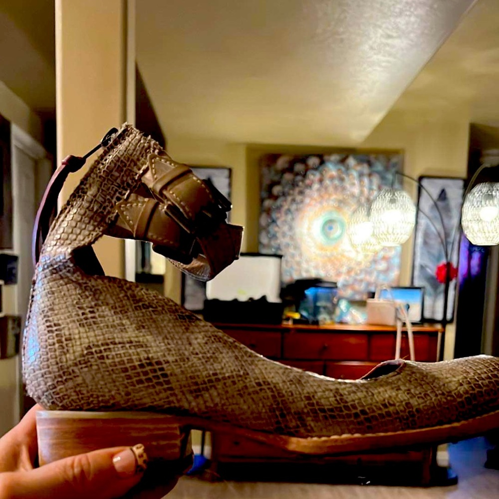 Free bird by stevens worn once and so dang cute